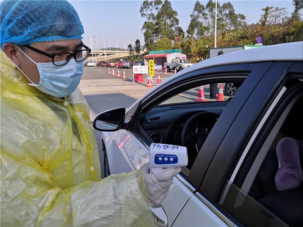广东江门中医药职业学院第一批志愿者投入到一线工作中,在杜阮北高速口,在凛冽寒风中为每一辆出高速的汽车司机、乘客测量体温,登记信息.jpg