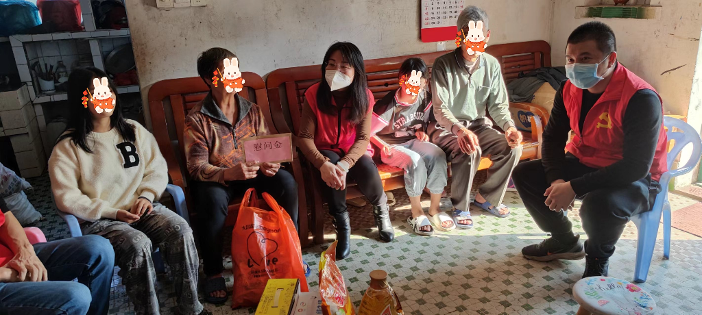 到苍城镇慰问困难群众 .jpg