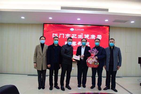 图1:刘学文同志对市中心医院进行新春慰问.jpg