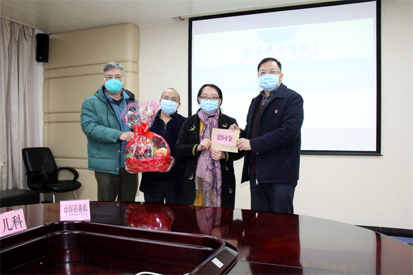 图6:张灵同志对市五邑中医院进行新春慰问.jpg