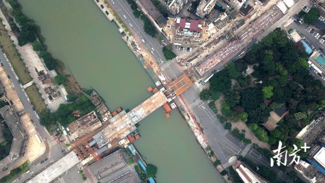 船厂跨江桥梁俯视图。