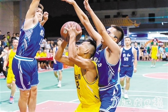 平均年龄40岁的“篮协U40”球员在赛场上奋力拼搏。 平均年龄40岁的“篮协U40”球员在赛场上奋力拼搏。