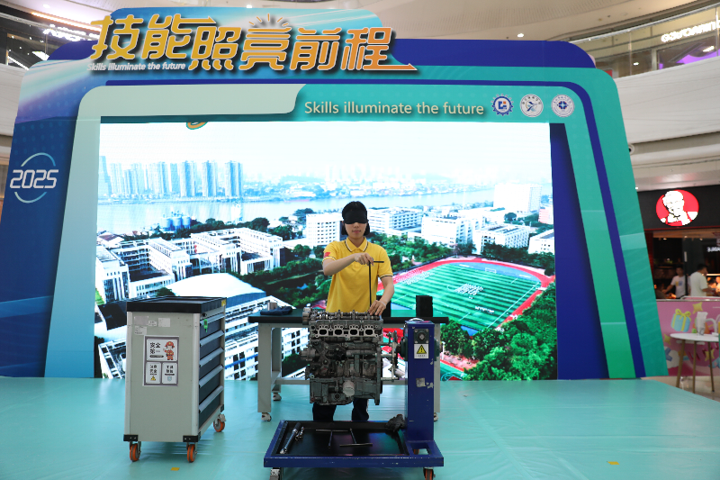 1.启动仪式上,江门市技师学院的“盲拆发动机”展示项目展示了高超技艺.png