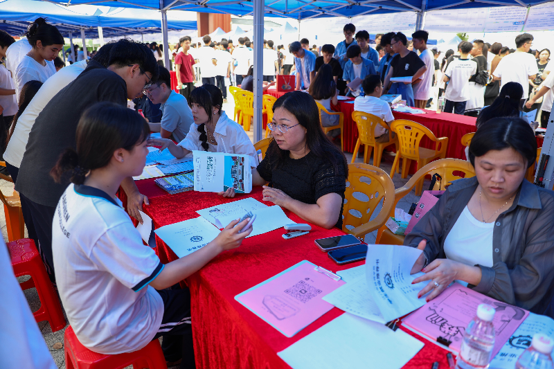 3.江门市技师学院“百企集群·园区赋能”2025年产教评高技能人才双选会在学院荷塘校区举办.png