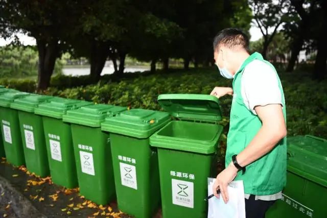 观察团成员查看厨余垃圾桶。 图片