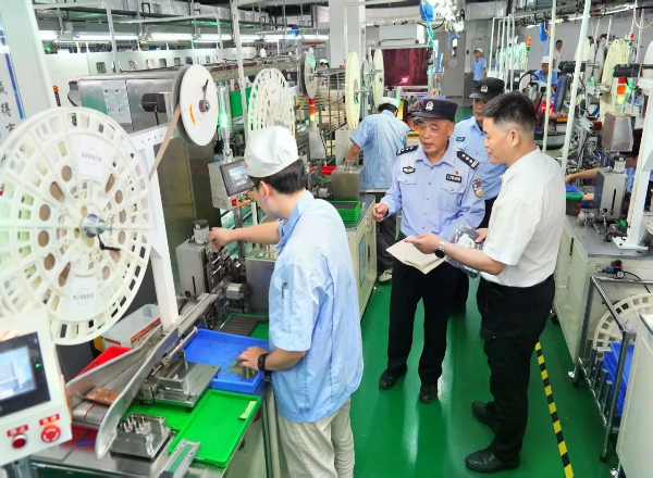 鹤山共和派出所建设13个“警企守望”协作圈与企业联防联动 为职工排忧解难